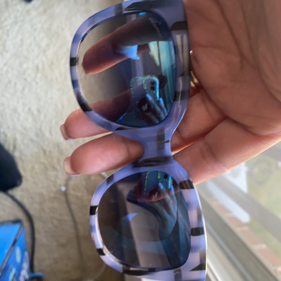 Authentic Gucci sunglasses only wore once - Picture 3 of 4
